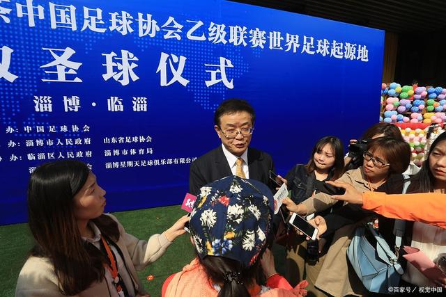 重庆女子公开首轮赛彭严萱63杆破纪录领先 许赢T3
